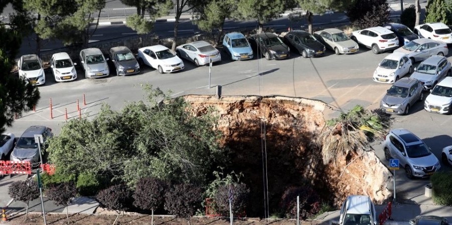 Ισραήλ: Δείτε τη στιγμή που ανοίγει τεράστια τρύπα στο έδαφος πάρκινγκ και «καταπίνει» αυτοκίνητο